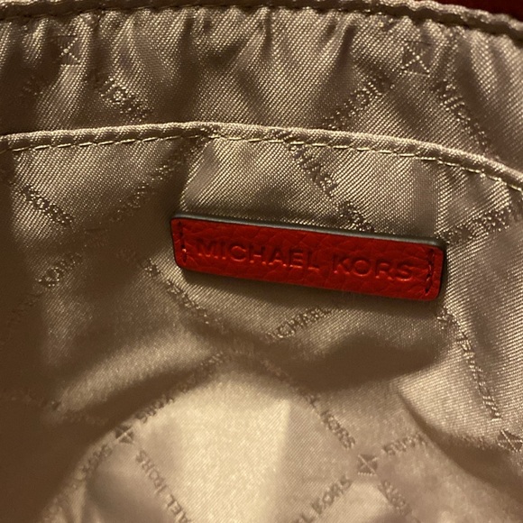 🆕 NWOT Michael Kors Red Pebbled Leather Clutch - Picture 3 of 5